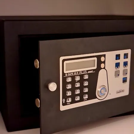 Amberdi Amsterdam Schiphol Airport *